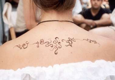 Foto: Rücken mit Henna verziert